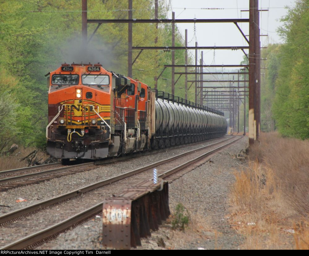 BNSF 4364 leading empty oiler B116
